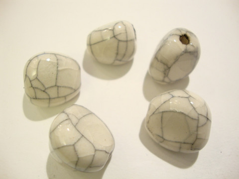 Käsintehty keramiikkahelmi luun valkoinen nuggetti n. 16 x 14 mm (2 kpl/pss)