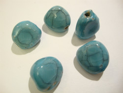 Käsintehty keramiikkahelmi tumma turkoosi nuggetti n. 16 x 14 mm (2 kpl/pss)