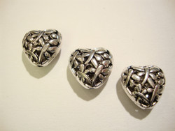 Metallihelmi kuvioitu sydän antiikkipatina hopea n. 15 mm