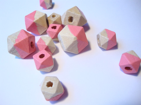 Rayher Puuhelmi Timantti pinkki 15 - 20 mm (12 kpl/pss)