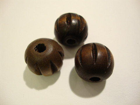Puuhelmi tummanuskea uritettu pyöreä 20 mm (2 kpl/pss)
