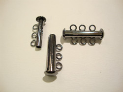 Putkilukko 3:lle koruvaijerille/nauhalle musta 21 x 6 mm