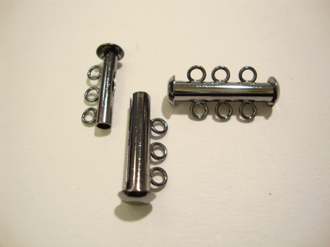Putkilukko 3:lle koruvaijerille/nauhalle musta 21 x 6 mm