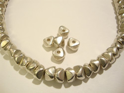 Metallihelmi nuggetti antiikkihopea 7 x 4 mm (10/pss)
