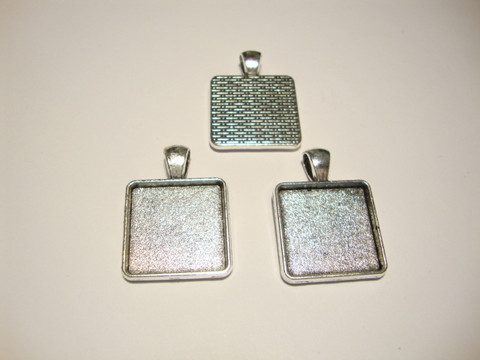 Riipus / kuvakehys hopeoitu 23 x 23 mm, kuvan koko n. 20 mm