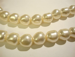Swarovski barokki helmiäislasihelmi valkoinen (cream) 12 mm (2/pss)