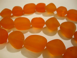 Huurrelasihelmi tangerine (oranssi) nuggetti 10 - 15 mm (7 kpl/nauha)