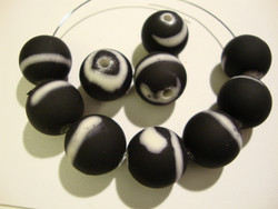 Akryylihelmi matta musta /valkoinen (rubberized) 14 mm (2/pss)