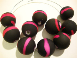 Akryylihelmi matta musta /pinkki (rubberized) 14 mm (2 kpl/pss)
