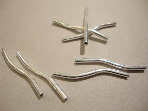 Metallihelmi kaareva putki (S-malli) hopeoitu 30 x 2 mm (10/pss)