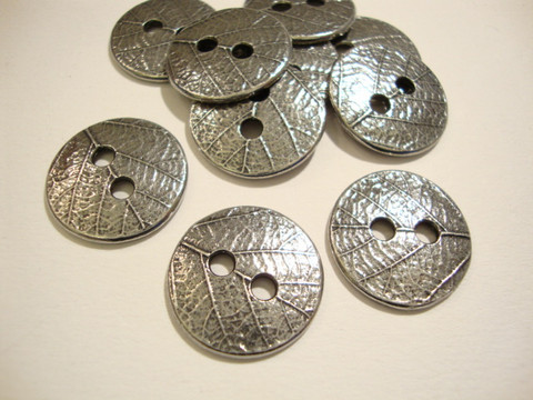 TierraCast Metallinappi pyöreä lehtikuvio hopeoitu 18 mm