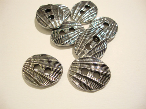 TierraCast Metallinappi ovaali simpukkakuvio hopeoitu 18 x 14 mm