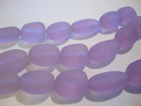 Huurrelasihelmi vaalea lila/violetti nuggetti 14 - 16 mm (6 kpl / nauha)