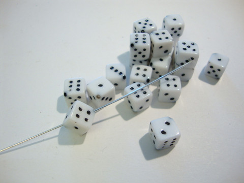 Akryylihelmi Arpakuutio valkoinen opaakki 11 mm (10 kpl/pss)