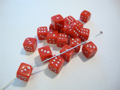 Akryylihelmi Arpakuutio punainen opaakki 11 mm (10 kpl/pss)