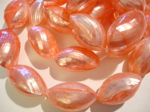 Simpukkahelmi / osterinkuorihelmi korallin punainen 13 - 15 x 11 mm (4/pss)