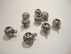 Riipuspidike / metallihelmi kukkakuvioinen 10 x 14 mm ripustuslenkillä (2 kpl/pss)