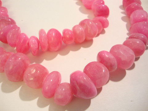 Jade värjätty pinkki/fuksia nuggetti 10-15 x 10-18 mm (20/pss)