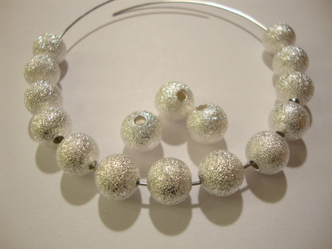 Stardust-metallihelmi hopeoitu 8 mm (4 kpl/pss)