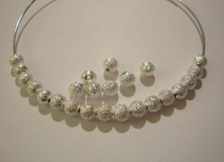 Stardust-metallihelmi hopeoitu 4 mm (20 kpl/pss)