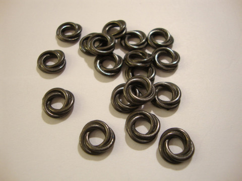 TierraCast Metallihelmi kierretty rengas musta 8 mm (4 kpl/pss)