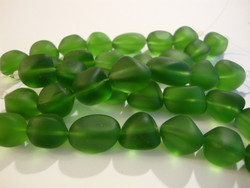 Huurrelasihelmi vihreä nuggetti 10 - 15 mm (7 kpl/nauha)