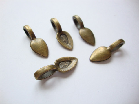 Riipuspidike liimattava pronssinvärinen 21 x 5 mm, lenkin halkaisija 7 x 4 mm (2 kpl/pss)