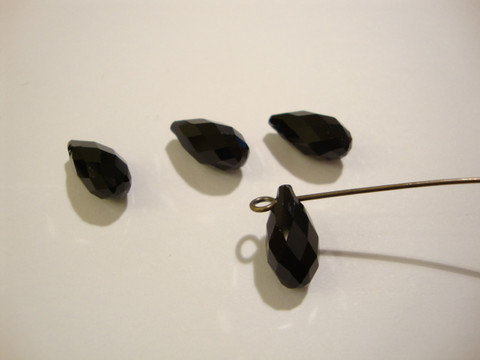 Swarovski kristallihelmi riipus musta (jet) pisara (6010) 13 x 6,5 mm