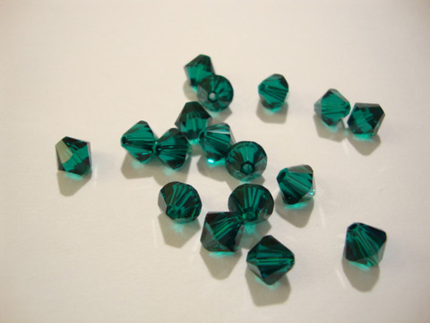 Swarovski kristallihelmi smaragdin vihreä bicone 6 mm (4/pss)