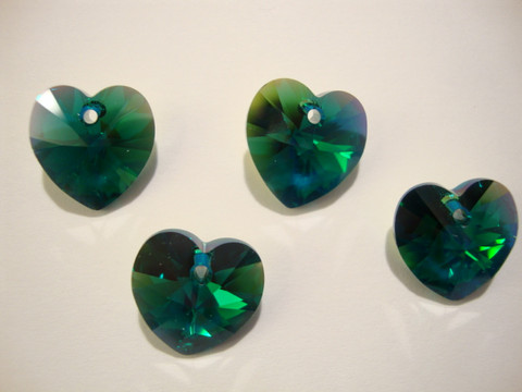 Swarovski kristalli sydänriipus smaragdin vihreä AB 14 mm