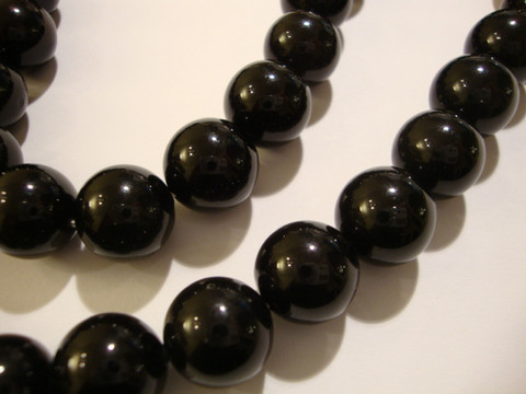 Osterinkuorihelmi musta 12 mm (2 kpl/pss)