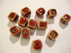 Keramiikkahelmi punainen kuutio 8 mm (10/pss)