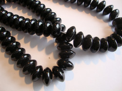 Lasihelmi rondelli musta 4 x 8 mm (n. 66/nauha)