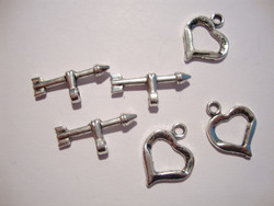 Salpalukko Sydän ja nuoli hopeoitu12,5 x 19 mm (4 kpl/pss)