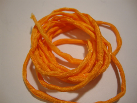 Silkkinauha käsinvärjätty oranssi n. 3 mm / pituus n. 1 m