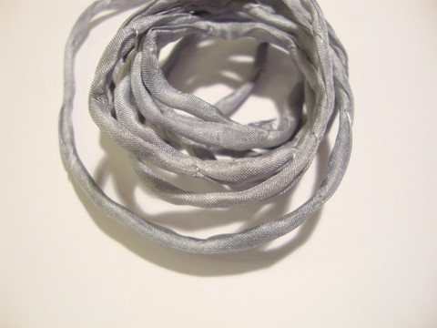 Silkkinauha käsinvärjätty vaaleanharmaa/hopea n. 3 mm / pituus n. 1 m