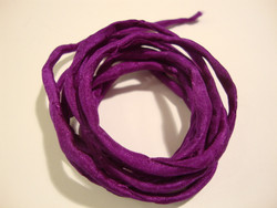 Silkkinauha käsinvärjätty violetti/lila n. 3 mm / pituus n. 1 m