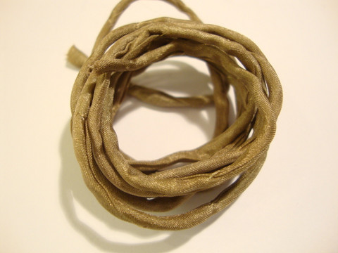 Silkkinauha käsinvärjätty vaaleanruskea/hiekka n. 3 mm / pituus n. 1 m