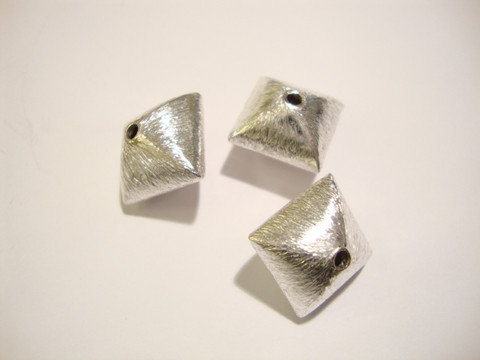 Metallihelmi hopeoitu Pyramidi 12 mm