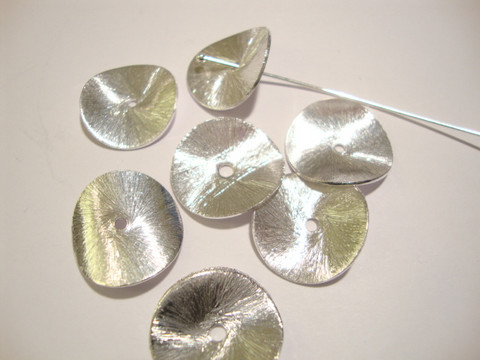 Metallihelmi/helmihattu hopeoitu hohtava Aaltoileva viipale 16 mm (4 kpl/pss)