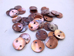 Simpukkahelmi/-linkki ruskea pyöreä litteä 10 mm, 2 reikäinen (10/pss)