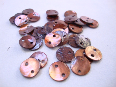 Simpukkahelmi/-linkki ruskea pyöreä litteä 10 mm, 2 reikäinen (10/pss)