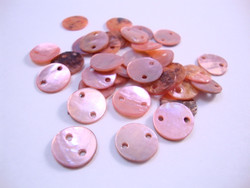 Simpukkahelmi/-linkki tumma persikka pyöreä litteä 10 mm, 2 reikäinen (10/pss)