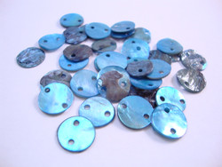 Simpukkahelmi/-linkki sininen pyöreä litteä 10 mm, 2 reikäinen (10/pss)