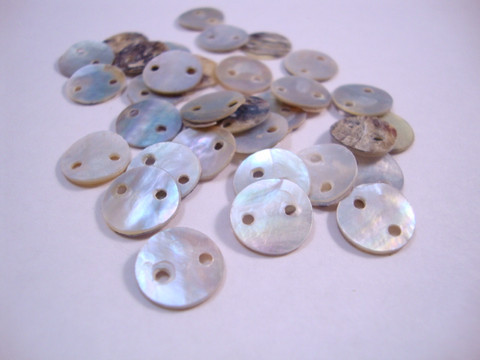 Simpukkahelmi/-linkki luonnonvärinen pyöreä litteä 10 mm, 2 reikäinen (10/pss)