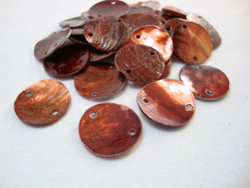 Simpukkahelmi/-linkki ruskea pyöreä litteä 15 mm, 2 reikäinen (10/pss)