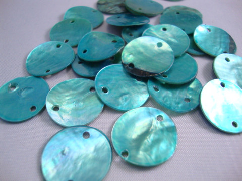 Simpukkahelmi/-linkki Teal pyöreä litteä 15 mm, 2 reikäinen (10/pss)