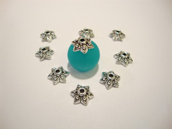 Helmihattu hopeoitu antiikkipatina kukkakuvio 9 x 3 mm (30 kpl/pss)