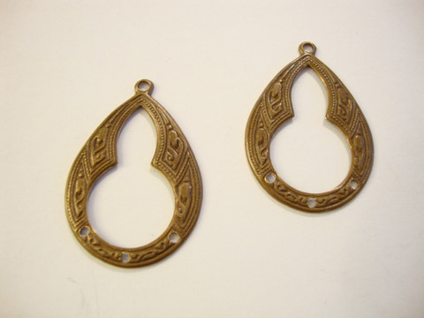 Vintaj Bohemian Teardrop -riipus 30 x 21 mm