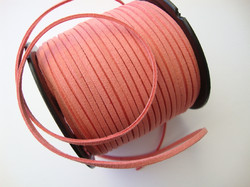Mokkanauha (faux suede) korallin punainen 3 x 1,4 mm (m-erä 5 m)